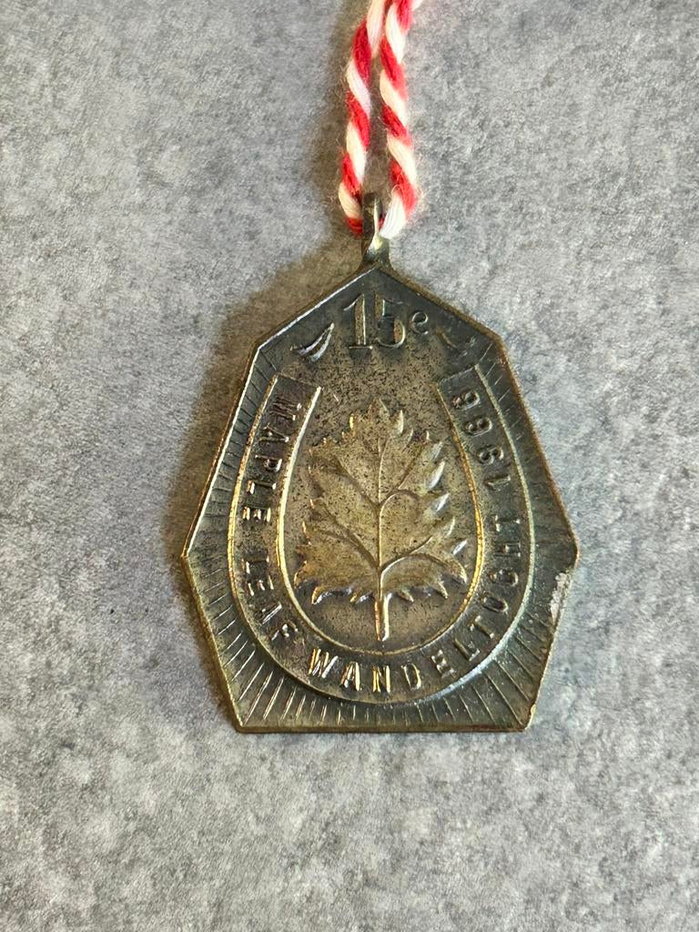 Oude Medaille, Postzegels en Munten, Ophalen of Verzenden, Overige materialen
