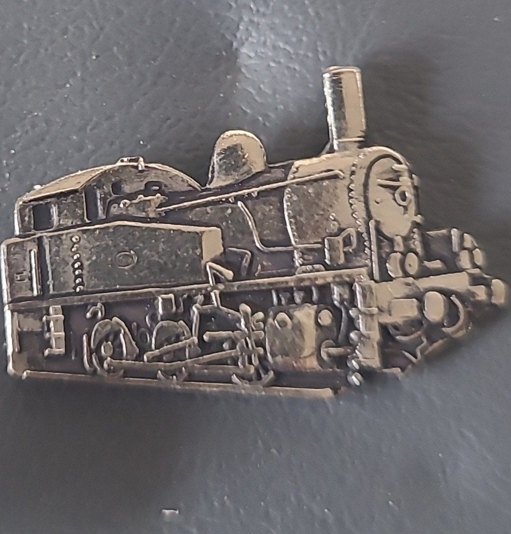 NS 8700 Stoomlocomotief Speldje - Uniek Verzamelaarsitem, Verzamelen, Speldjes, Pins en Buttons, Verzenden, Gebruikt
