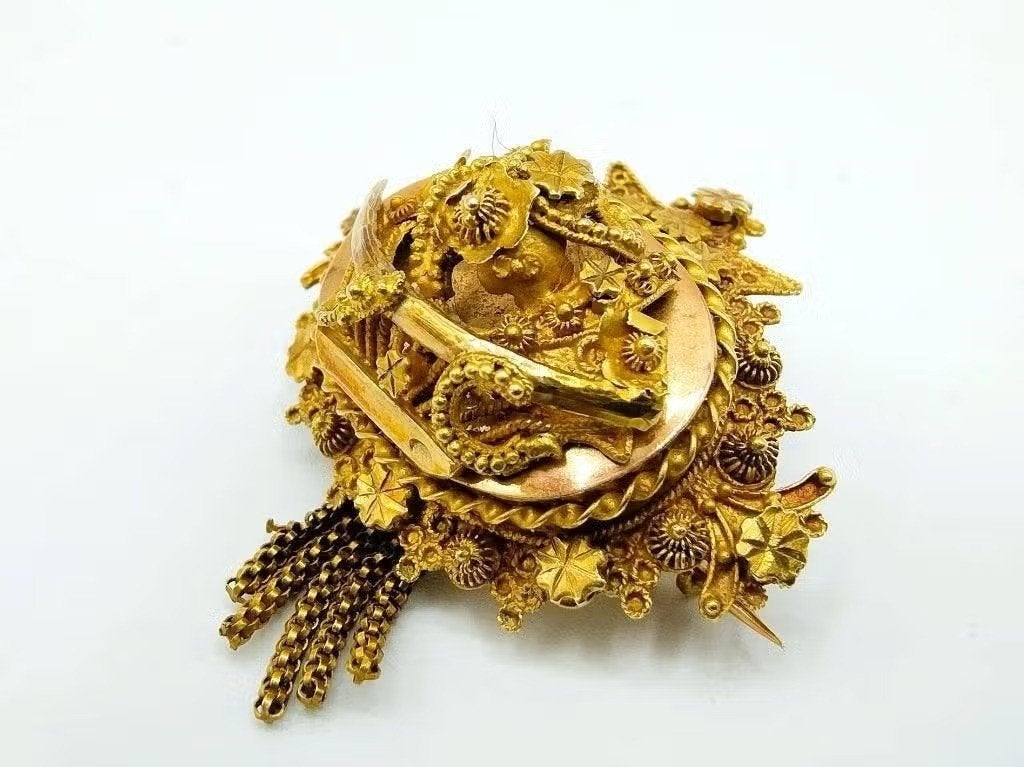 Gouden broche, klederdracht, 19e eeuws