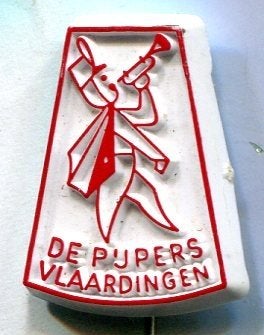 De Pijpers Vlaardingen rood op wit plastic speldje ( V_109), Verzamelen, Verzenden, Zo goed als nieuw, Merk, Speldje of Pin