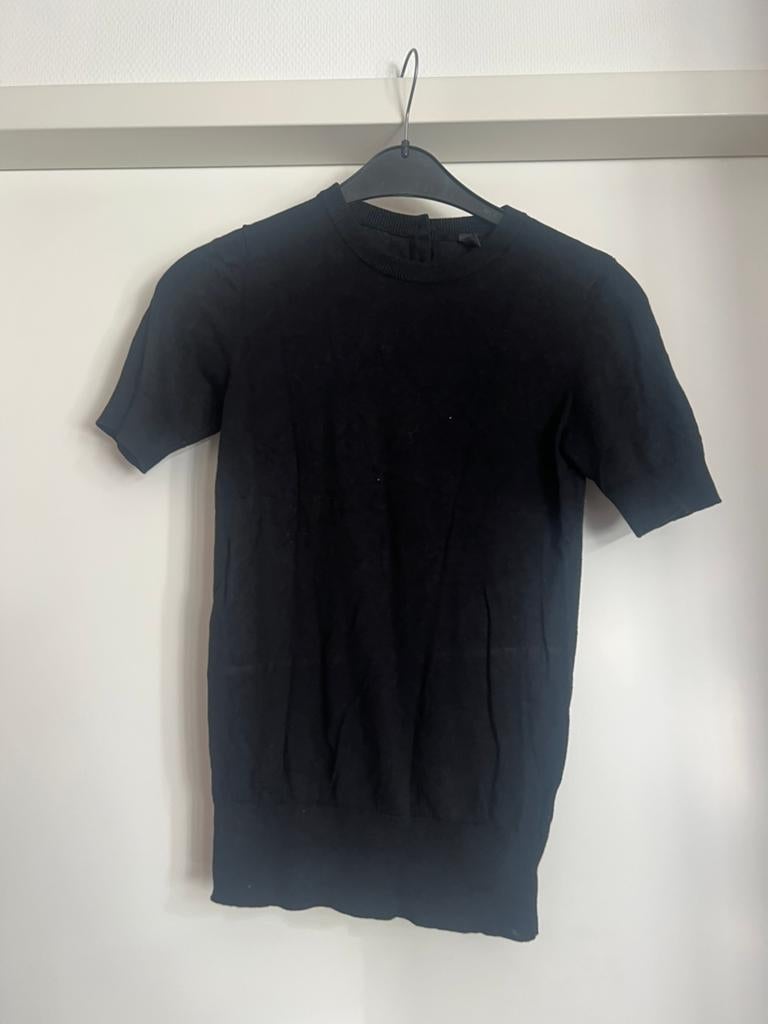 Zwarte top met details Hema maat S, Kleding | Dames, Tops, Ophalen of Verzenden, Zo goed als nieuw, Zwart, Korte mouw