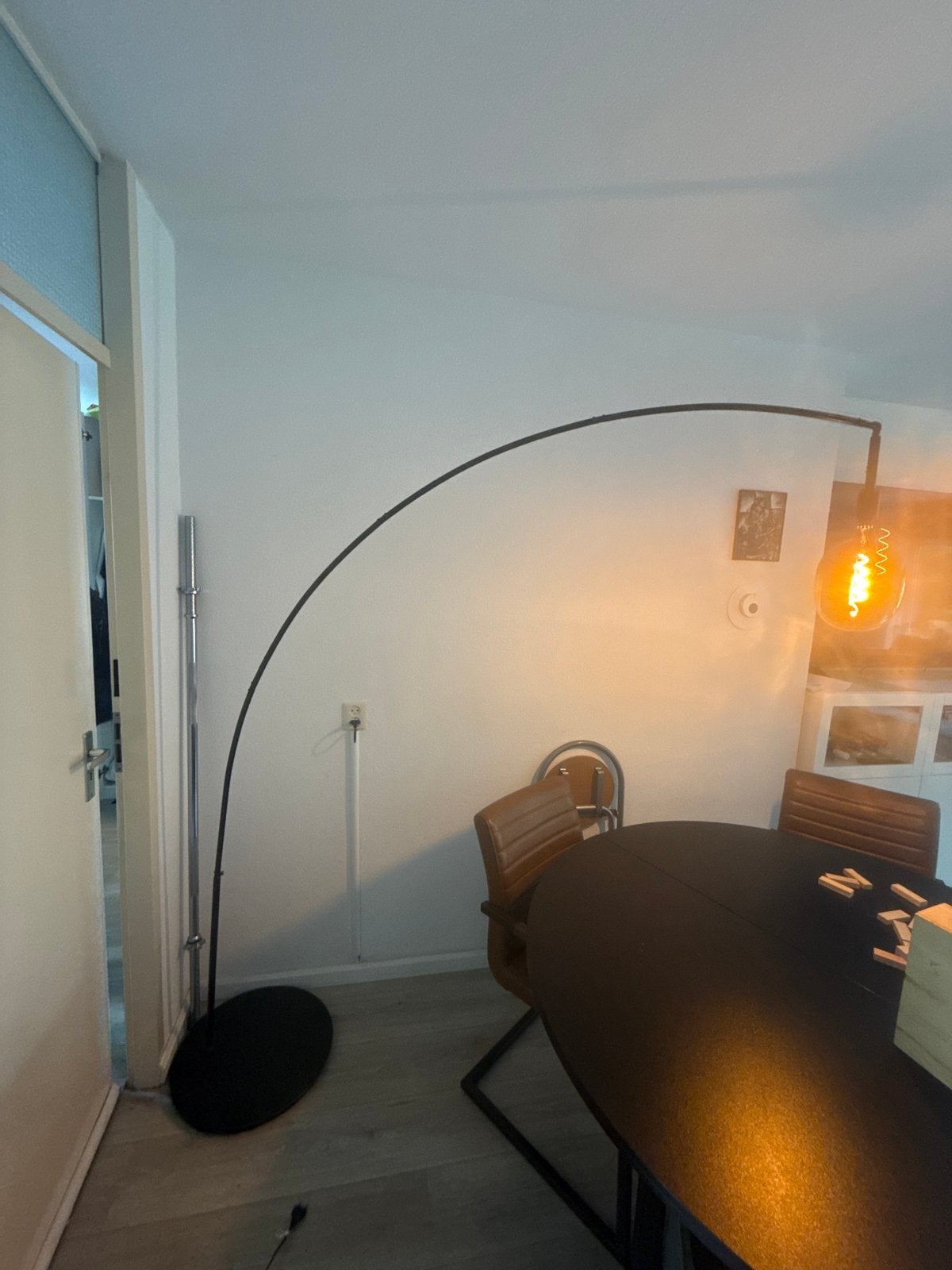 Moderne Booglamp van Ikea, Vloerlamp met Edison Lamp, Huis en Inrichting, Lampen | Vloerlampen, Ophalen, Gebruikt, Metaal, 200 cm of meer