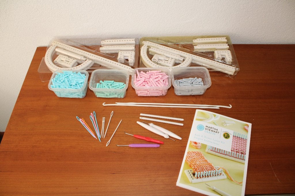 2 complete Martha Stewart Knit & Weave Loom sets + 2 boeken, Hobby en Vrije tijd, Ophalen of Verzenden, Gebruikt, Breien, Overige typen