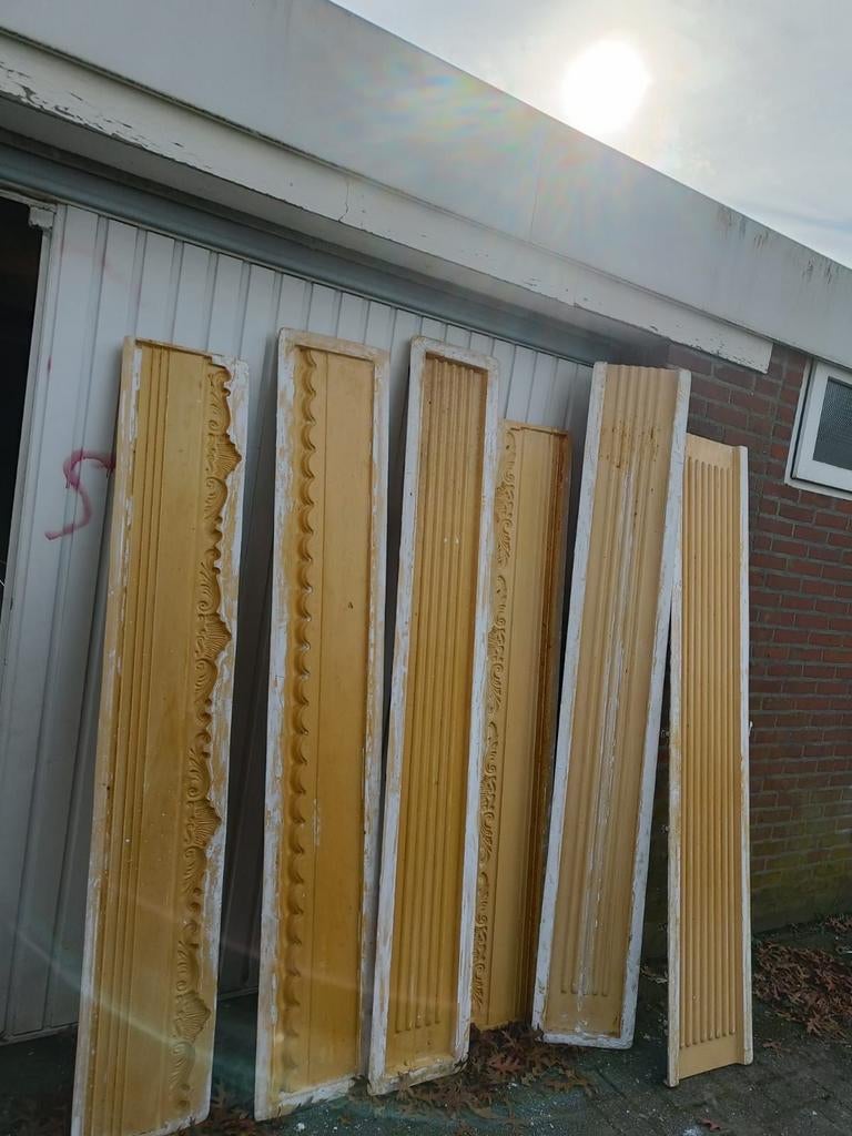Diverse sierlijsten, ornamenten, rozetten en spotjesmallen