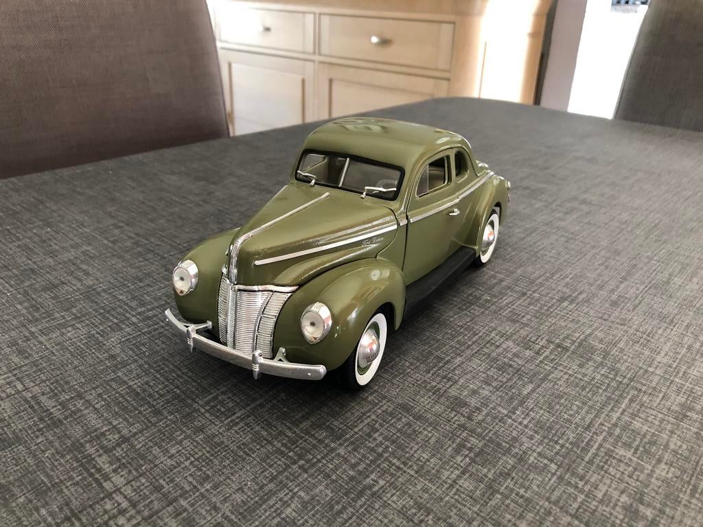 Universal hobbies 1/18 ford de luxe uit 1940, Hobby en Vrije tijd, Modelauto's | 1:18, Ophalen, Zo goed als nieuw, Auto, Overige merken