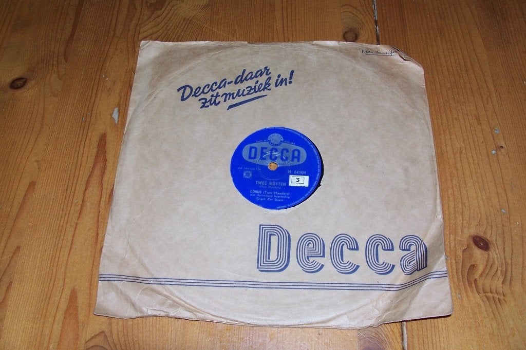 78 toeren plaat van Dorus  Twee Motten / De Nachtwacht, Gebruikt, 10 inch, Ophalen of Verzenden, Levenslied of Smartlap