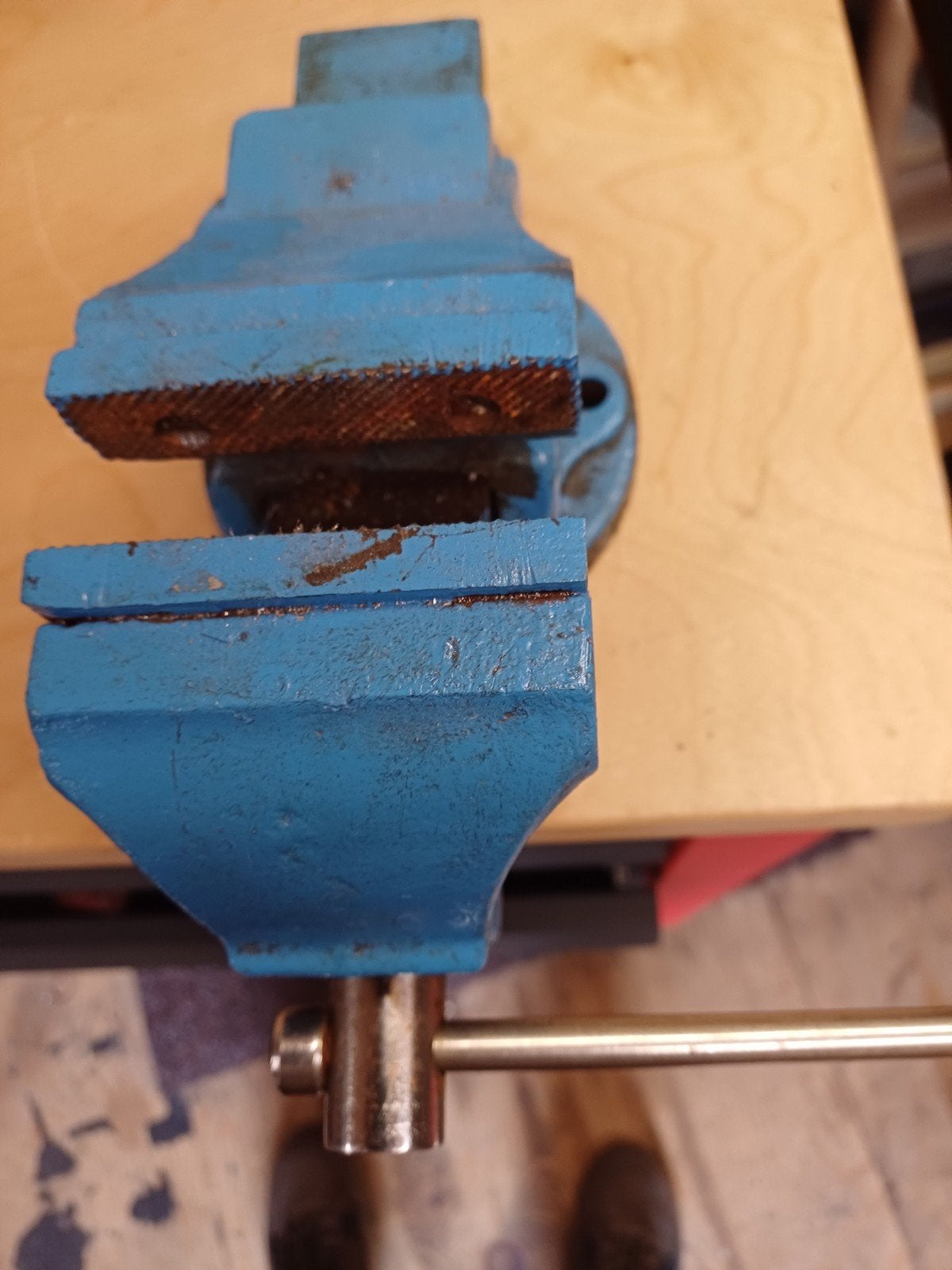 Bankschroef zie Foto's, Doe-het-zelf en Verbouw, Werkbanken, Ophalen of Verzenden, Gebruikt, Minder dan 70 cm, Bankschroef
