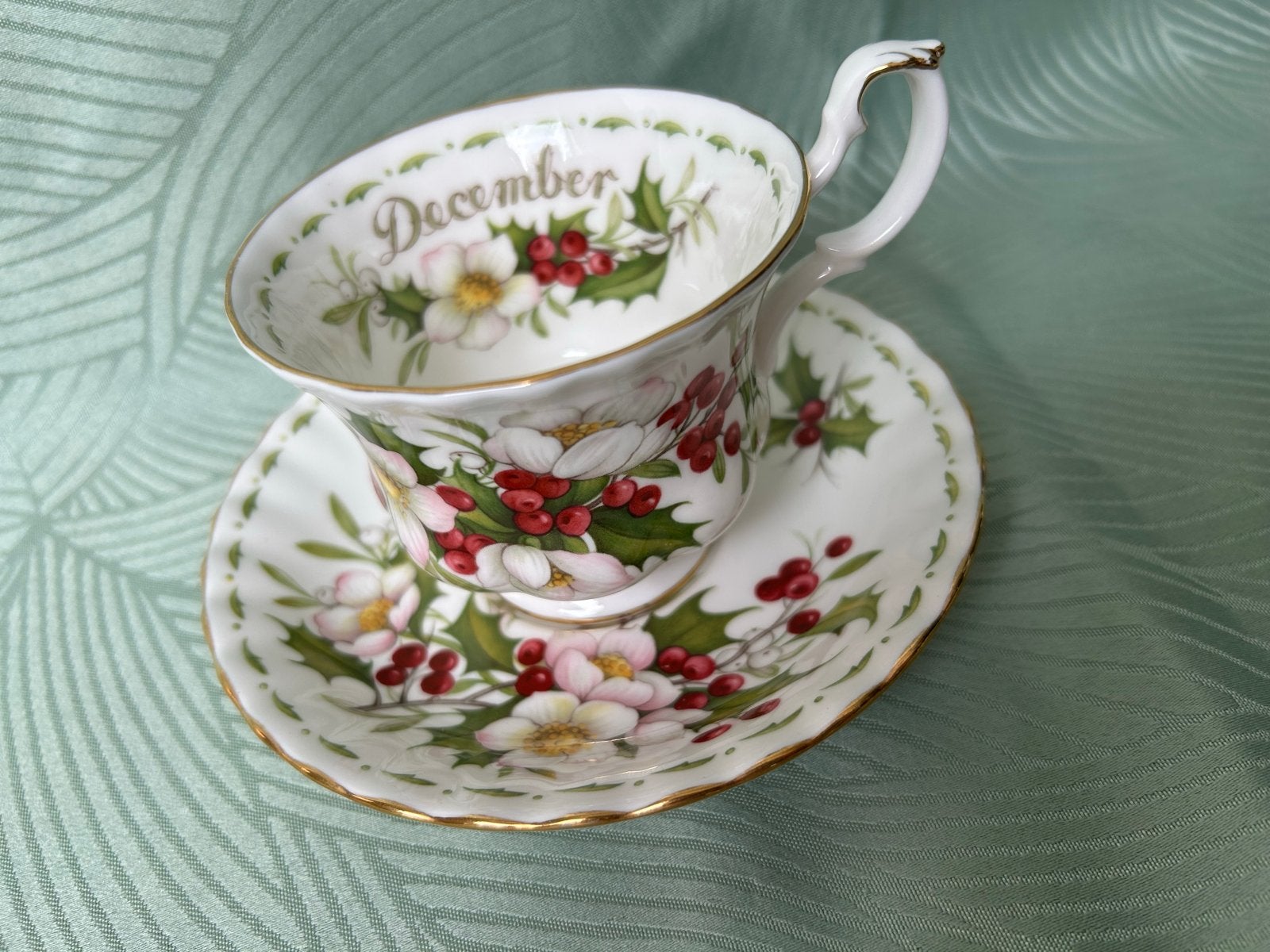 Royal Albert December Kerst Roos Kop en Schotel, Gebruikt, Klassiek, Ophalen of Verzenden, Kop(pen) en/of Schotel(s)