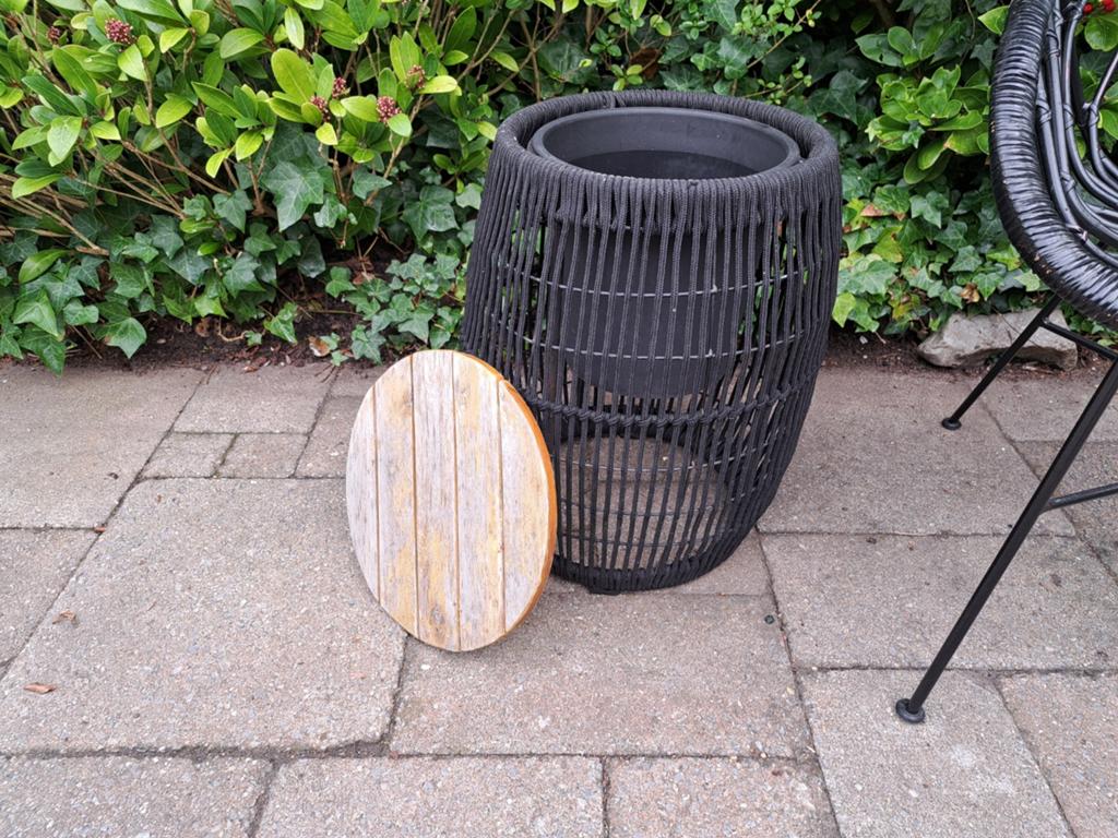 Zwarte plantenbak met houten deksel, Kunststof, Gebruikt, Rond, Balkon
