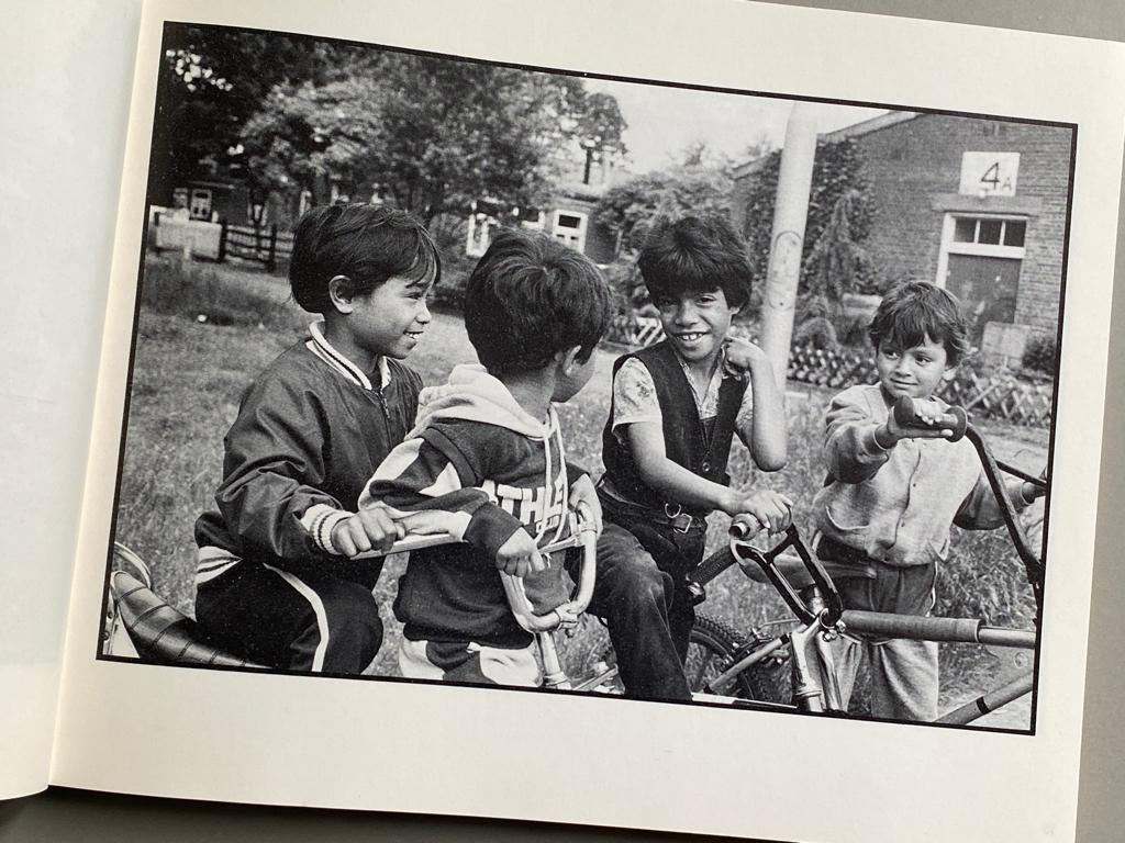 Lunetten. Moluks dorp in Nederland 1986, Boeken, Ophalen of Verzenden, Zo goed als nieuw