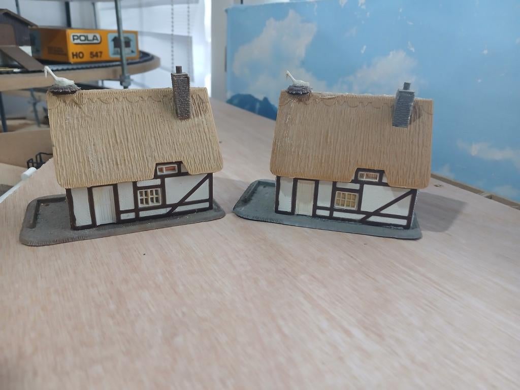 2 Valkeniers Huisjes HO Spoor, Hobby en Vrije tijd, Ophalen of Verzenden, Gebruikt, Brug, Tunnel of Gebouw, Overige merken