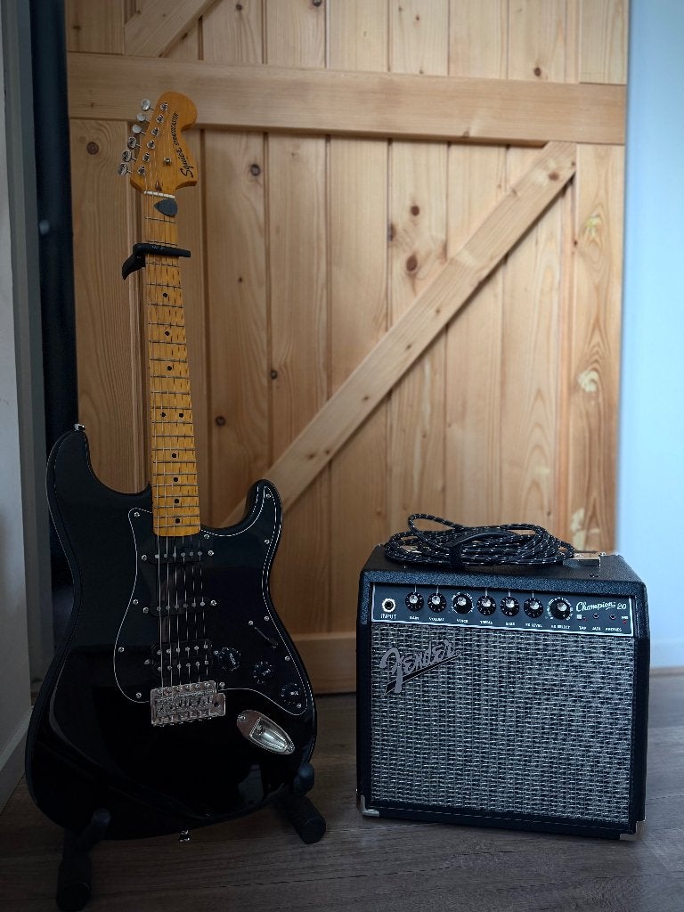 Elektrische gitaar Squier Classic zwart, Muziek en Instrumenten, Fender, Met versterker, Ophalen of Verzenden, Zo goed als nieuw