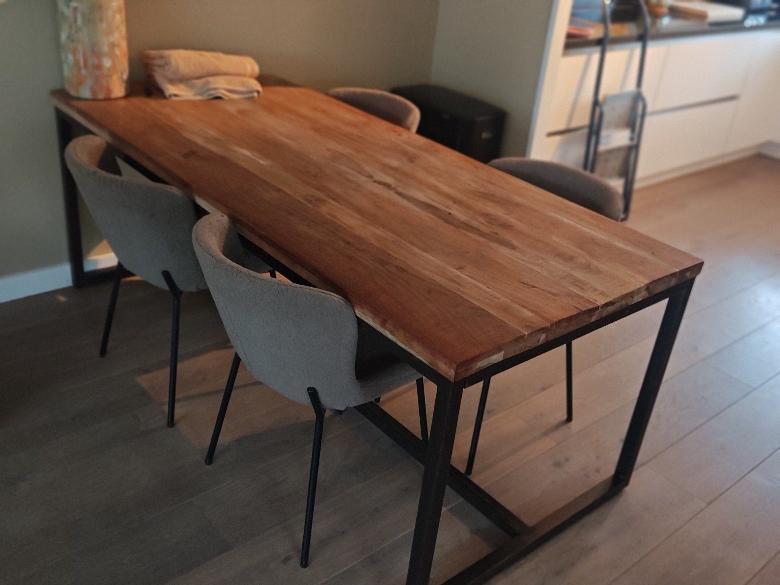 Mango houten Elba eettafel 200x90x77 cm met metalen poot, Huis en Inrichting, Tafels | Eettafels, Overige houtsoorten, Zo goed als nieuw