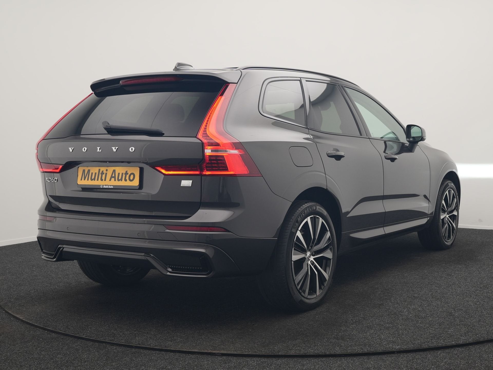 Volvo XC60 T6 AWD R-Design LONG RANGE PHEV 350pk Dealer O.H, Auto's, Automaat, Dealer onderhouden, Gebruikt, Zwart