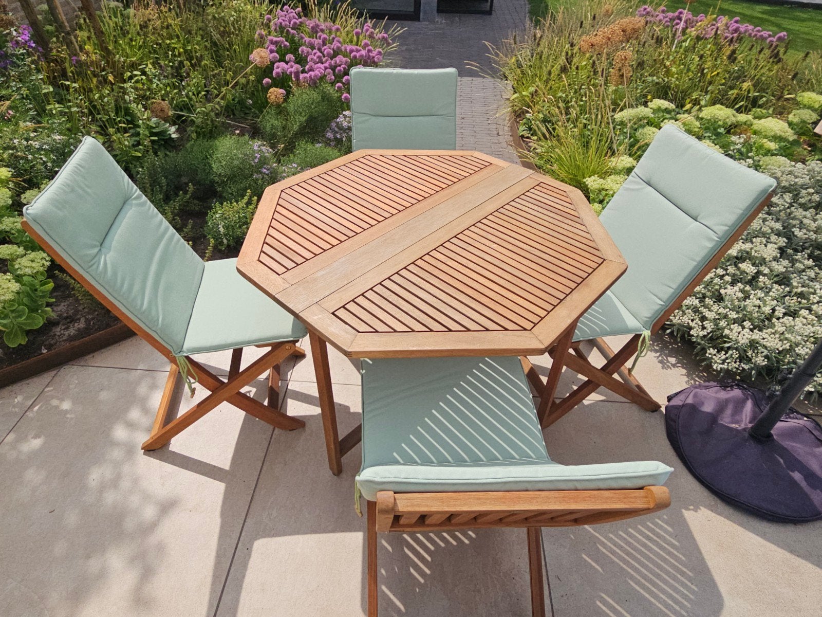Bistro set met tafel, 4 stoelen en lichtgroene kussens, Ophalen, 4 zitplaatsen, Zo goed als nieuw, Tuinset