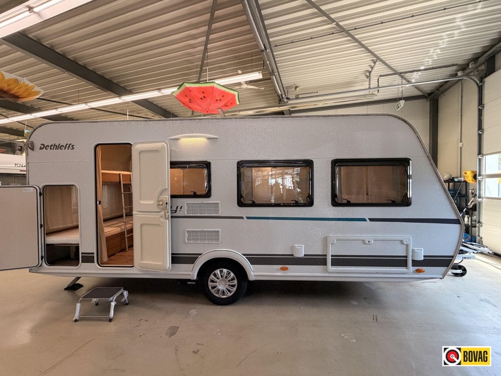 Dethleffs C'Joy 480 QLK +mover+fietsenrek+voortent, Caravans en Kamperen, Caravans, Standaardzit, Bedrijf, 750 - 1000 kg, Dethleffs