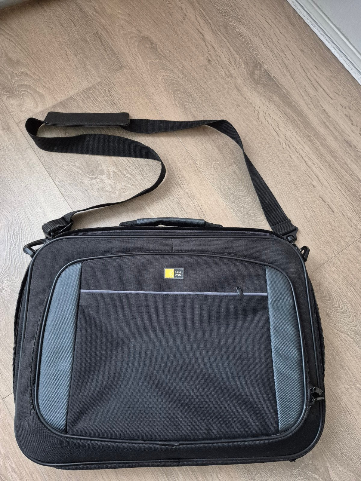 Laptoptas 42x33 cm - Case Logic, Ophalen, Gebruikt, Gevoerd laptopvak, 17 inch of meer