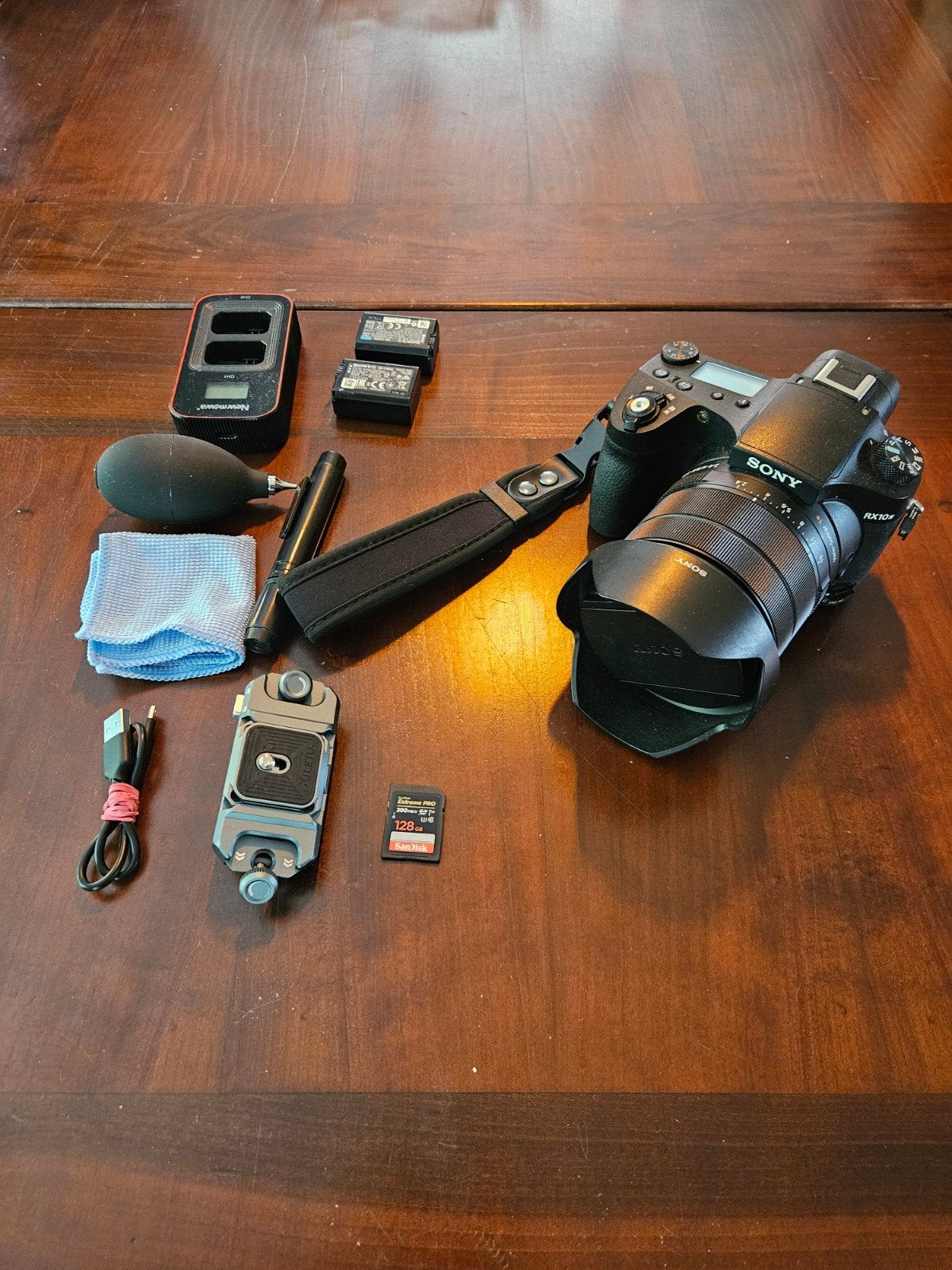 Sony RX10 IV + Accu, oplader, CIR-PL filter, 128GB, Cleanset, Ophalen of Verzenden, Zo goed als nieuw, Sony, 8 keer of meer