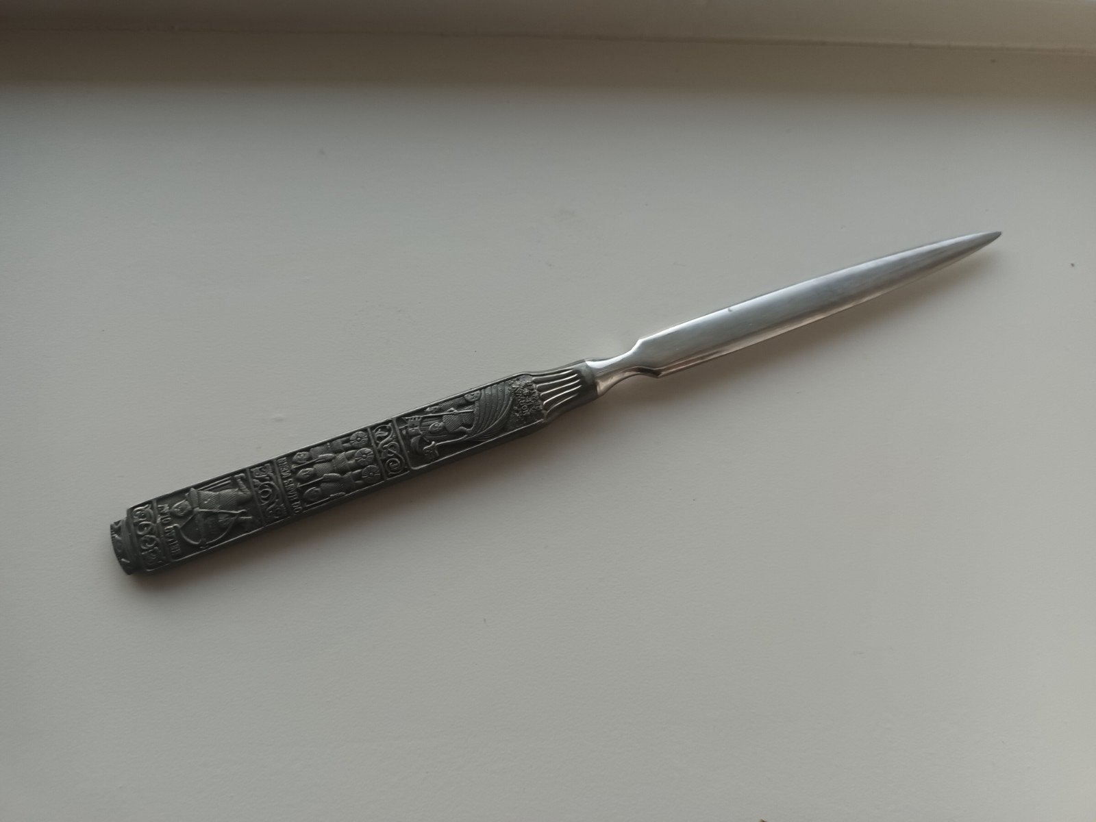 Antieke brievenopener met gedetailleerd handvat, Verzenden