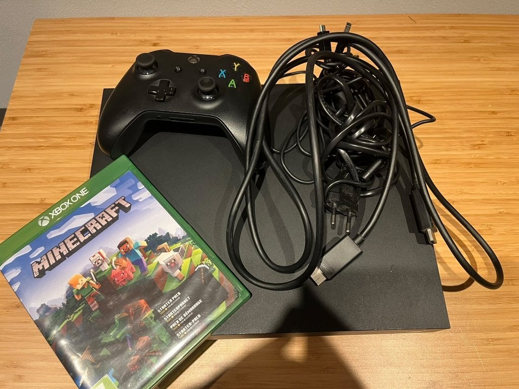 xbox one Inc. een game en controller, Gebruikt, Ophalen of Verzenden, 1 TB, Met 1 controller