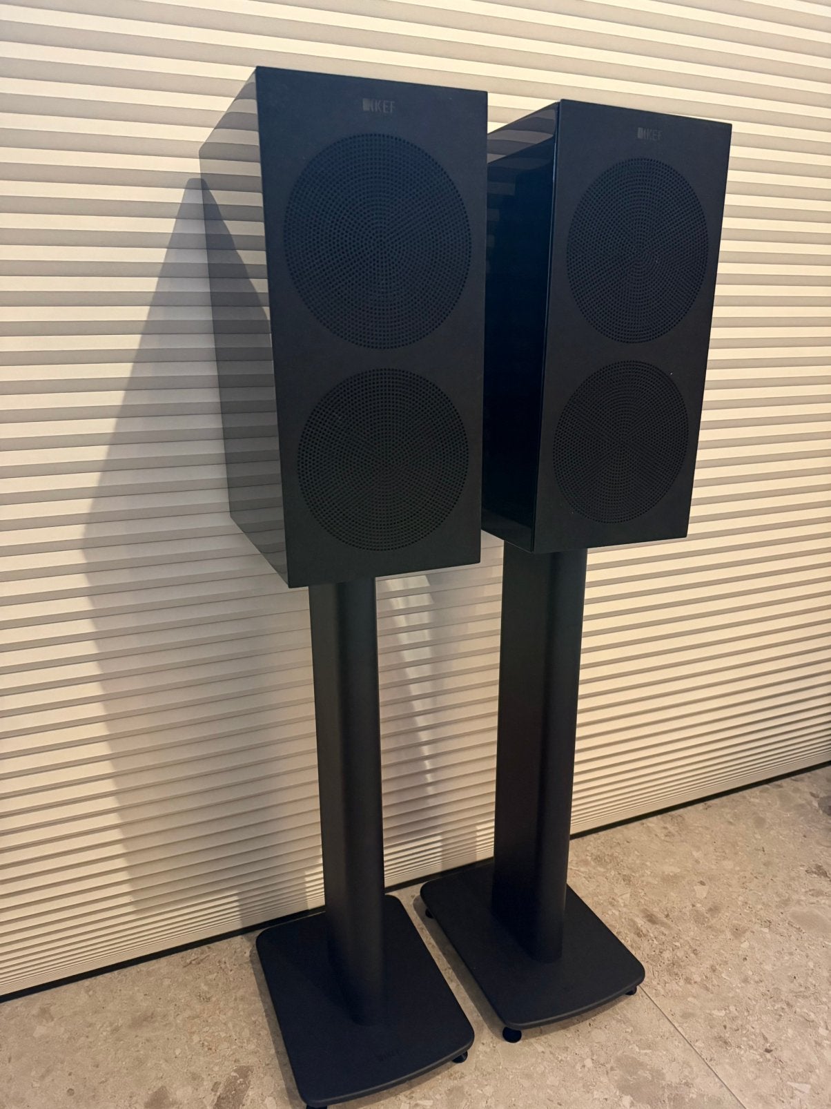 KEF R3 speakers met KEF S2 FLOOR STANDS - Zwart