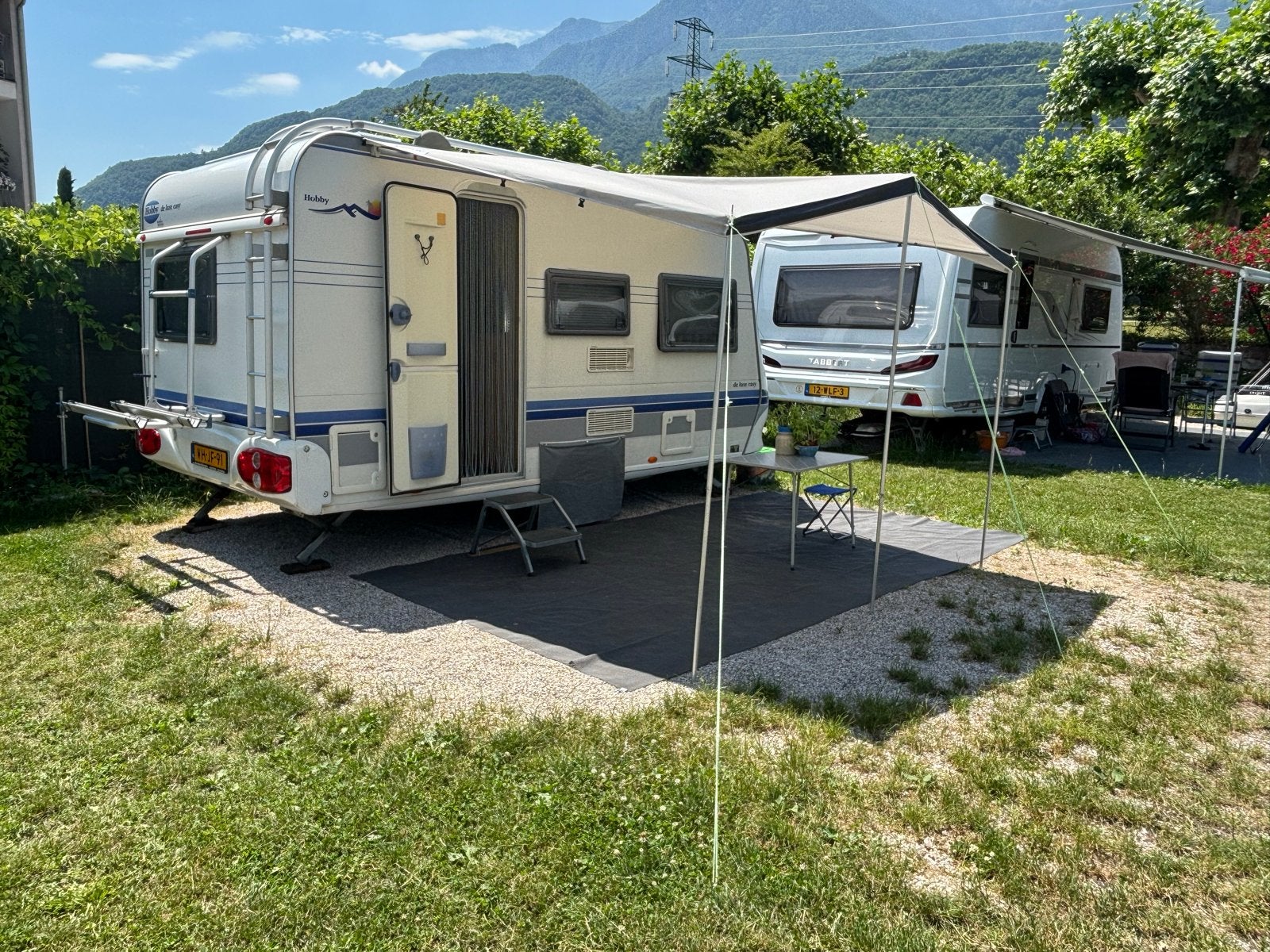 Hobby De Luxe Easy 400 SF Caravan met Mover en Fietsenrek, Koelkast, Vast bed, Hobby, Treinzit