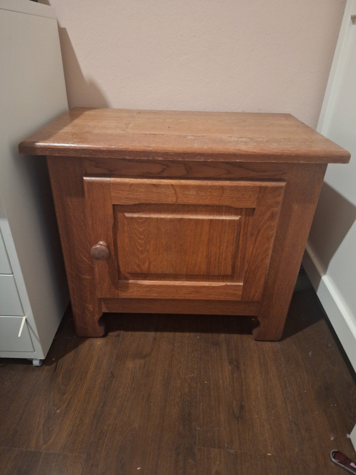Massief houten nachtkastje / bijzettafel, Huis en Inrichting, Gebruikt, Klassiek, 55 tot 75 cm, Rechthoekig