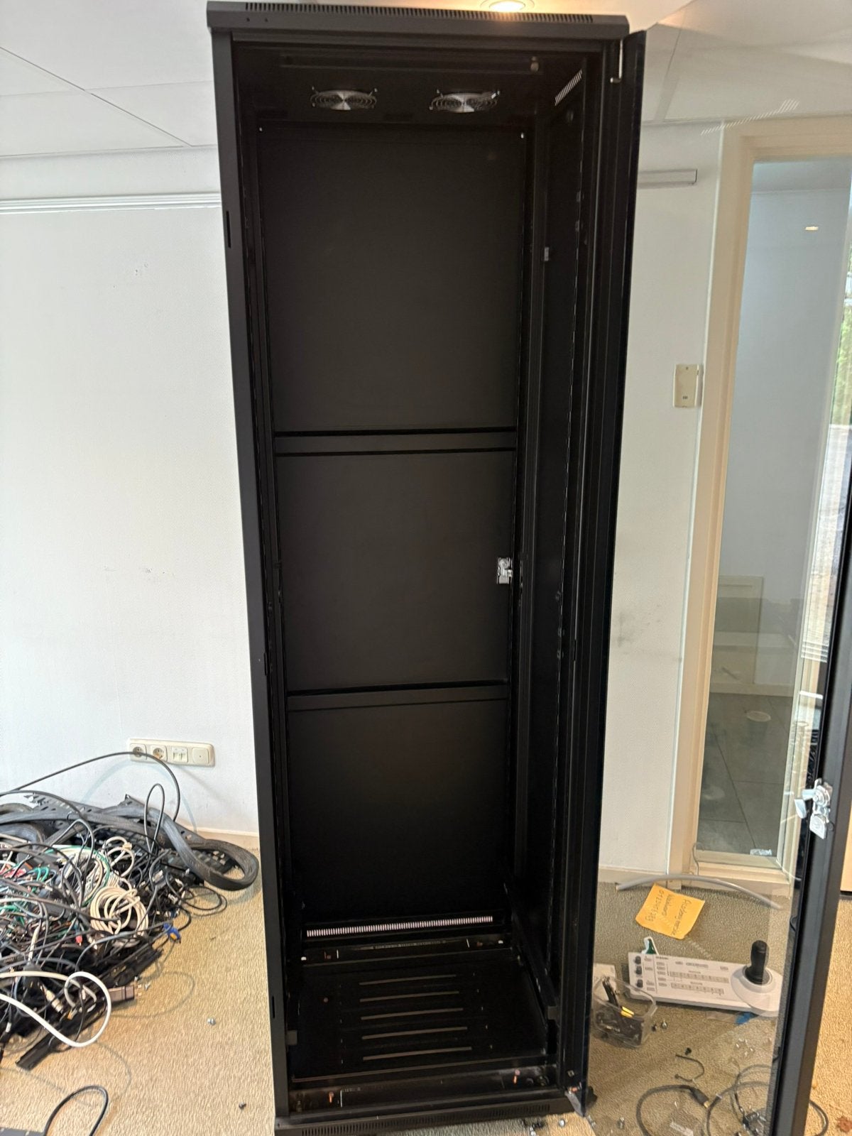 Serverkast van staal met glazendeur, Computers en Software, Serverkasten, Ophalen, Zo goed als nieuw