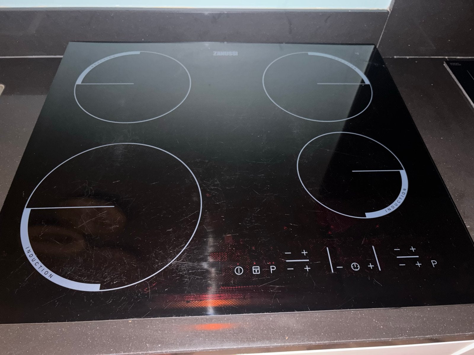 Zanussi inbouw Inductiekookplaat met barst (zie foto), Witgoed en Apparatuur, Kookplaten, Ophalen, Gebruikt, 4 kookzones, Inbouw