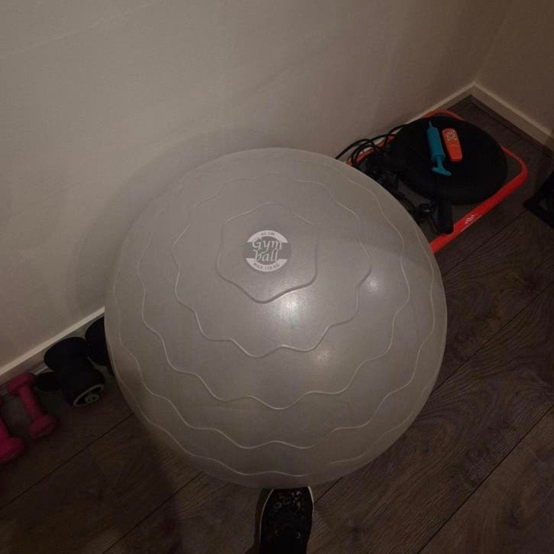 Fitnessbal (65 cm) met pomp, nieuw!!, Ophalen, Fitnessbal