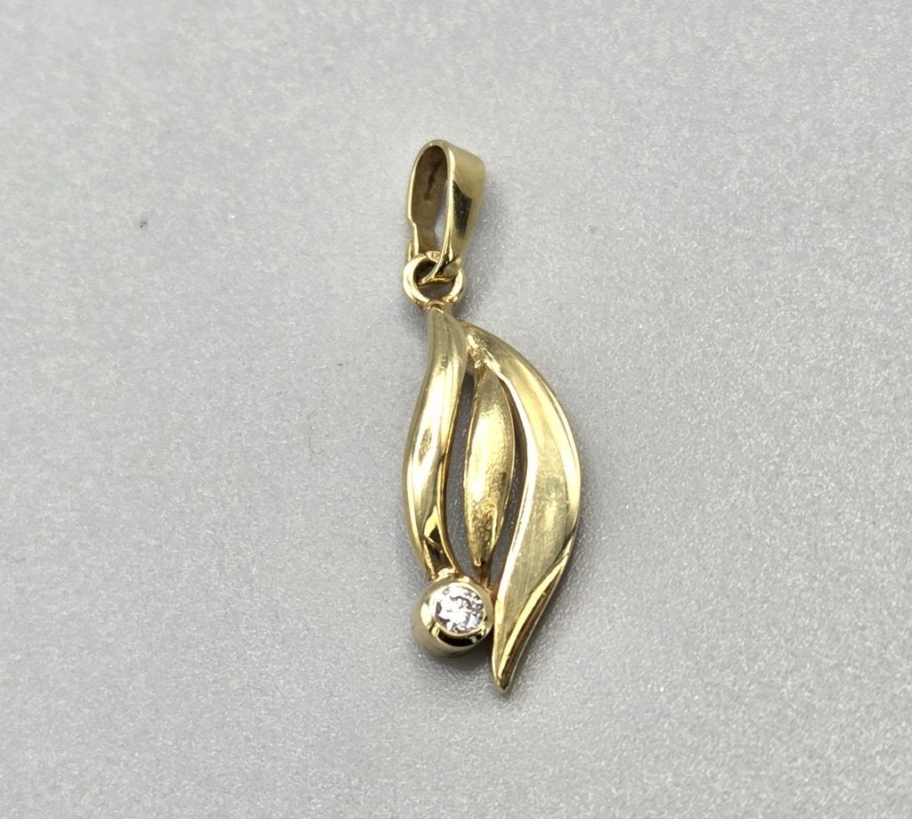 Vintage gouden hanger met zirkonia. 2026/585