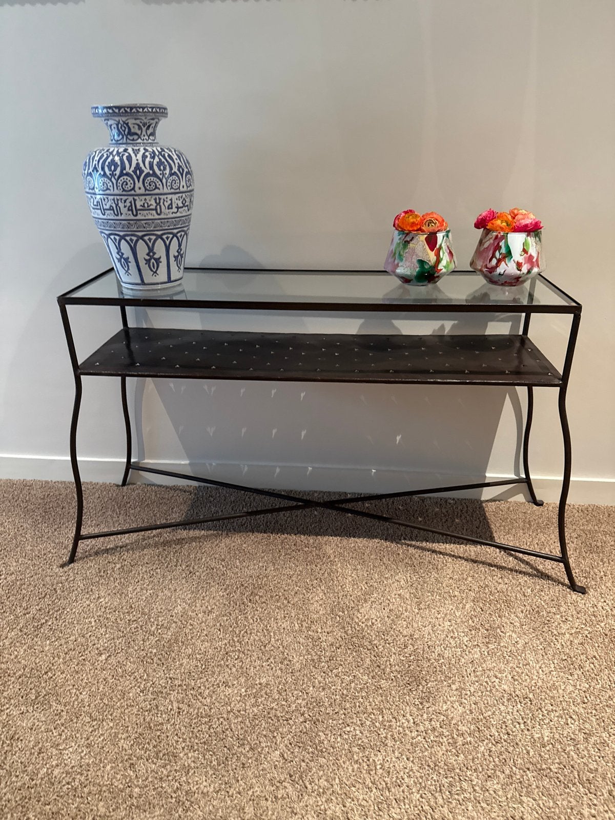 Smeedijzeren Console Tafel met Glazen en Geperforeerde Plank, Ophalen, Gebruikt, 25 tot 50 cm, Metaal