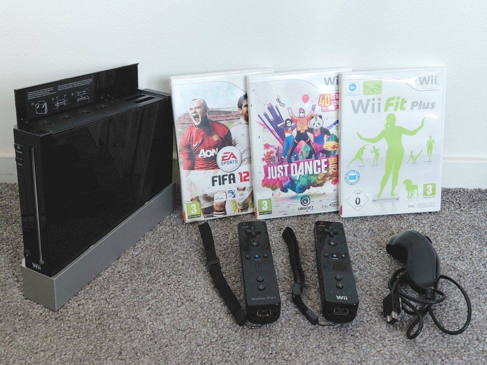 Nintendo Wii met 8 spellen en 2 controllers, Spelcomputers en Games, Spelcomputers | Nintendo Wii, Gebruikt, Met 2 controllers