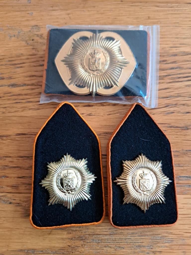 Set emblemen van Heutsz baret en kraagspiegels, Ophalen of Verzenden, Landmacht, Nederland, Embleem of Badge