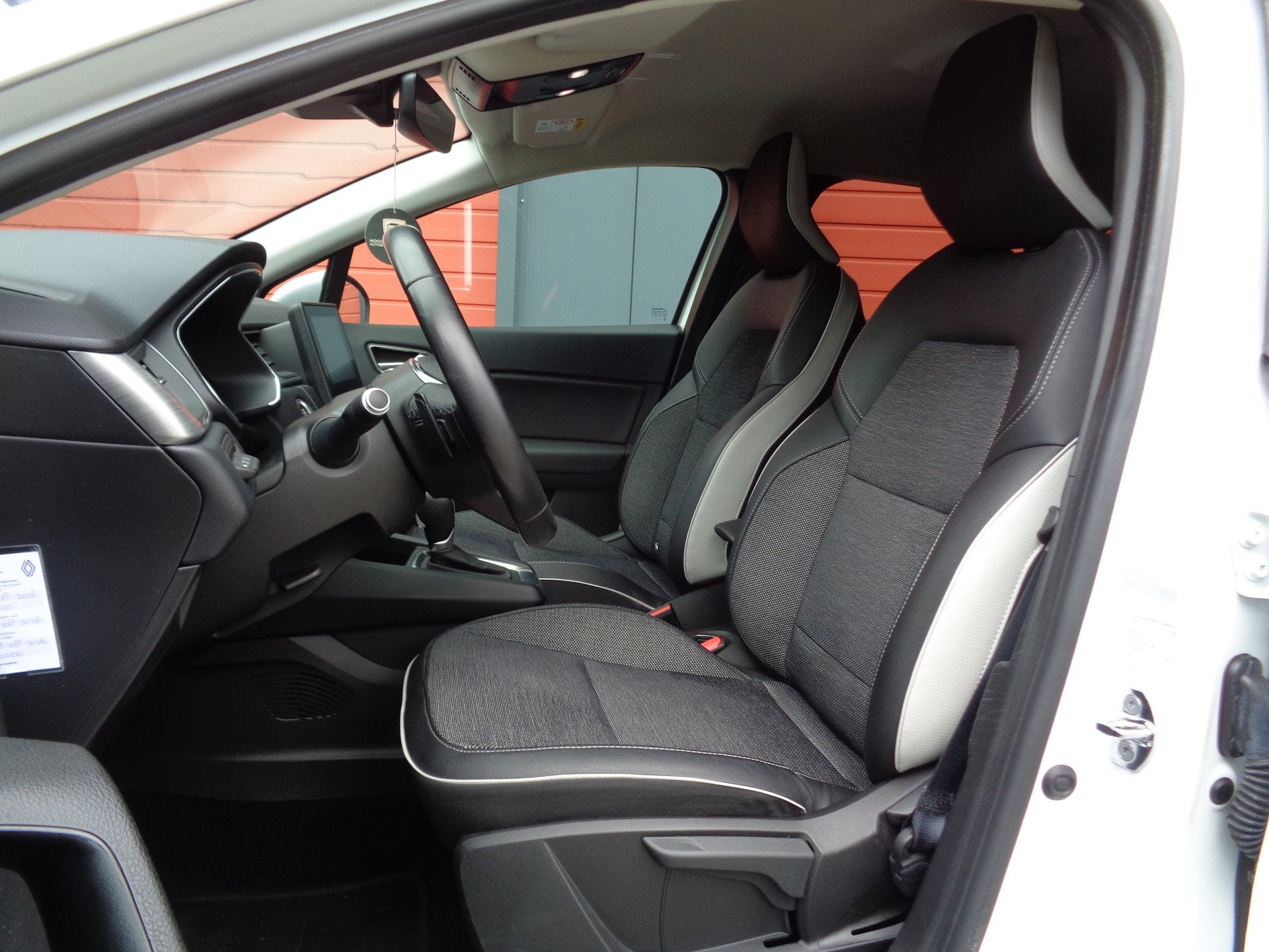Renault Captur 1.3 TCe 130 Intens Automaat Clima Cruise Navi, Auto's, Gebruikt, Euro 6, 4 cilinders, Wit