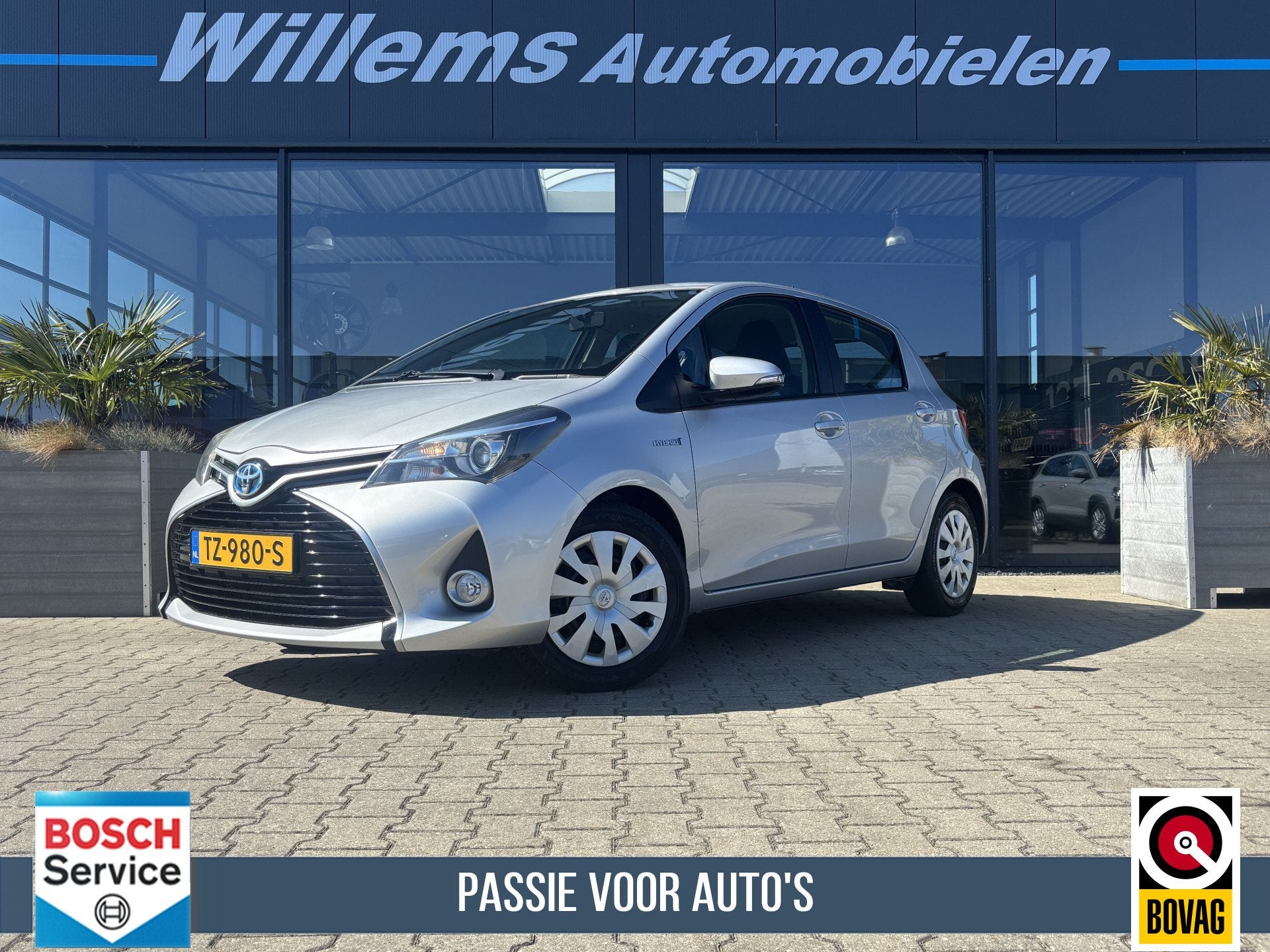 Toyota Yaris 1.5 Hybrid Trend Bi-Tone Camera, Cruise Control, Auto's, Gebruikt, 4 cilinders, Met garantie (alle), 49 €/maand