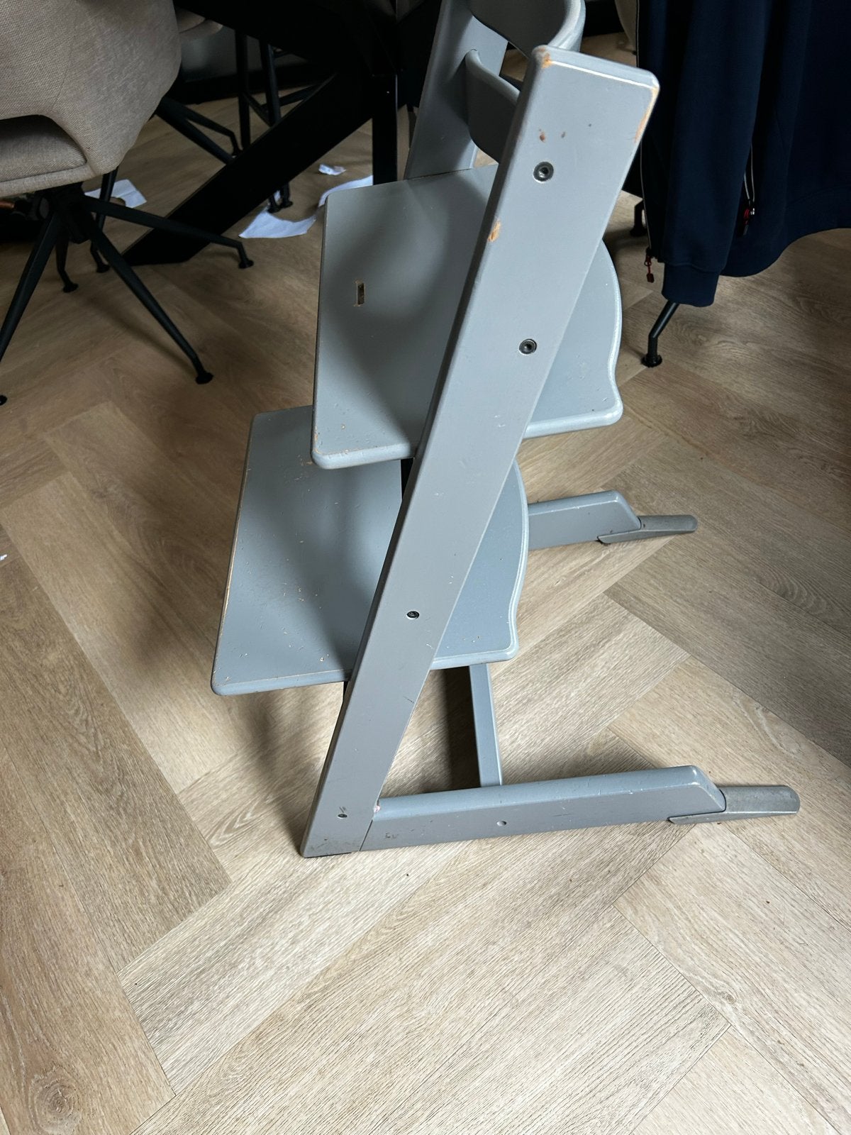 Stokke Tripp Trapp kinderstoel met babyset - Grijs, Kinderen en Baby's, Kinderstoelen, Ophalen, Gebruikt, Meegroeistoel, Aanschuifbaar