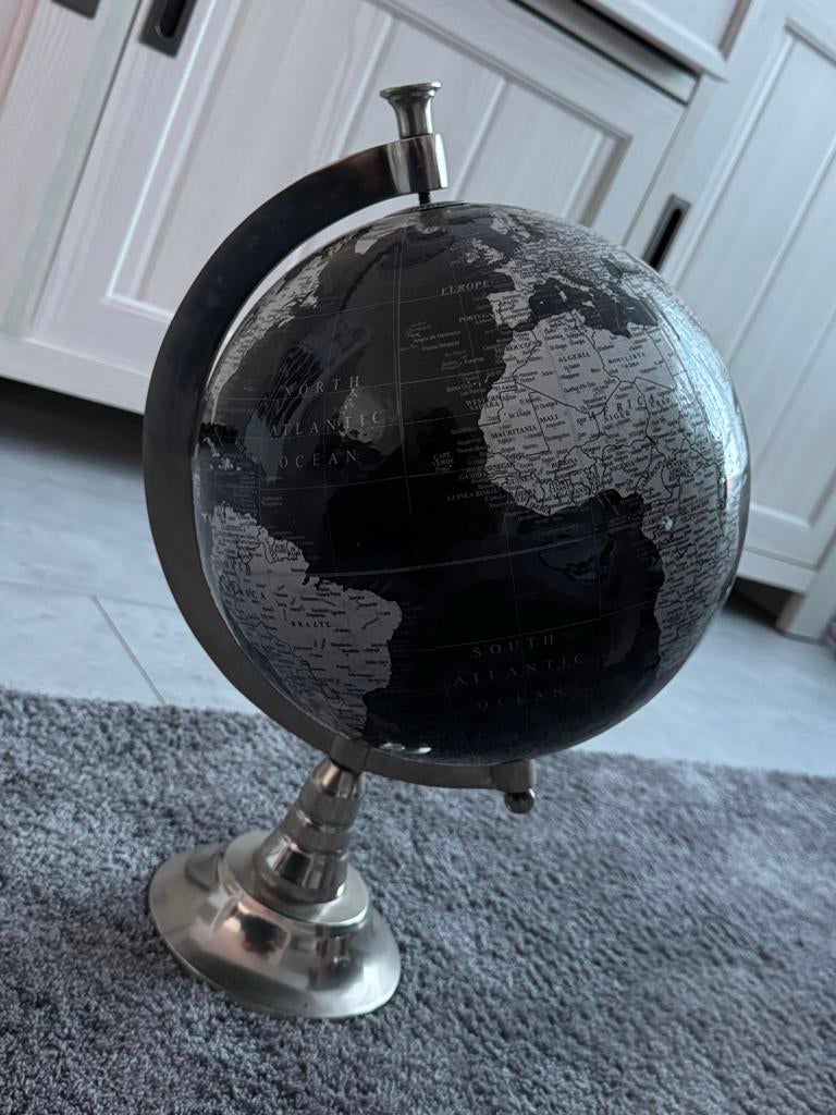 Stijlvolle Zwarte Wereldbol met Zilveren Voet, Ophalen of Verzenden, Gebruikt
