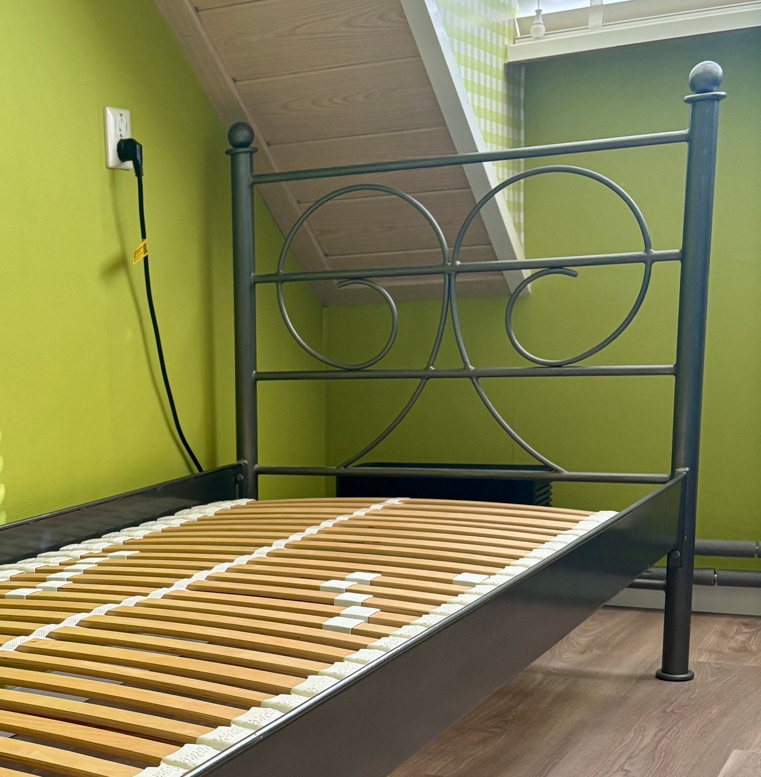 Stalen bed, Huis en Inrichting, Ophalen, Gebruikt, Eenpersoons, Handgemaakt, sierwerk hoofdeinde, verstelbare lattenbodem.