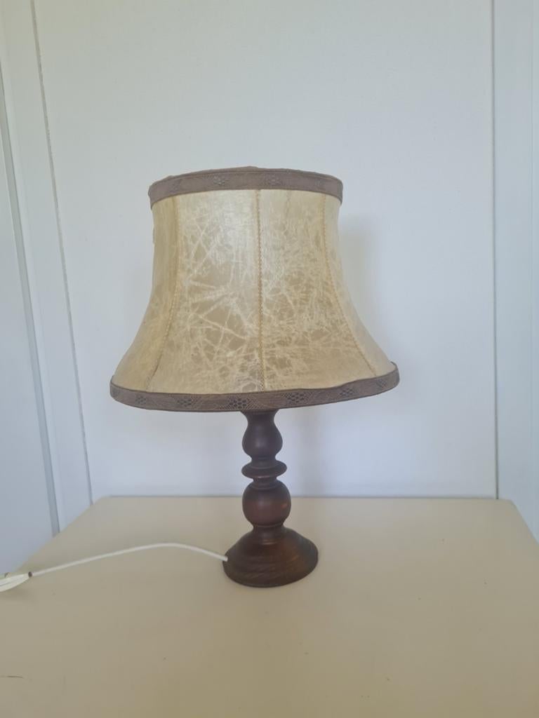 Vintage tafellamp met houten voet en kap van varkensblaas., Antiek en Kunst, Ophalen of Verzenden