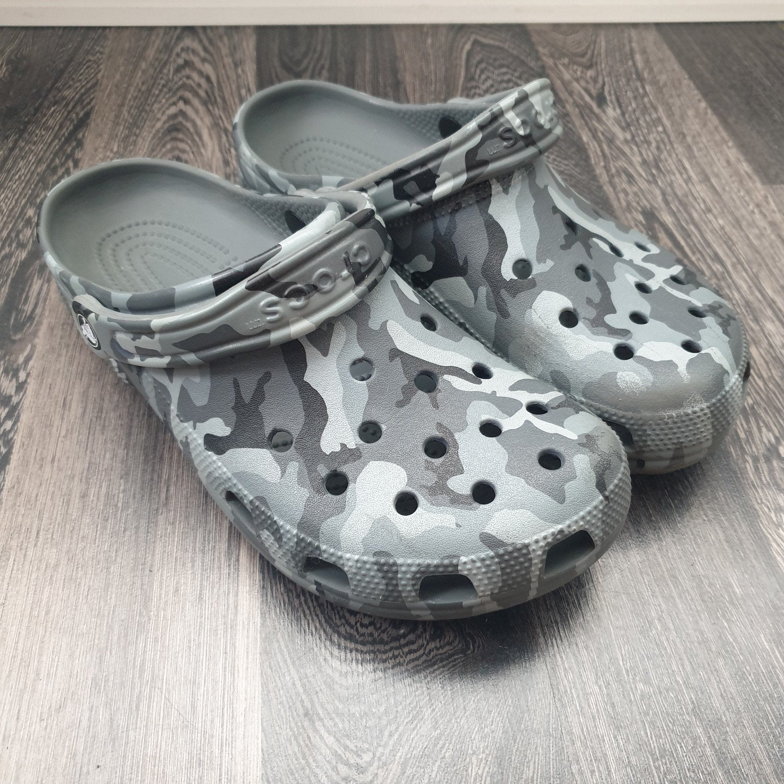 Crocs Classic Clog Camo - Grijs - Maat 41-42, Kleding | Heren, Slippers, Ophalen of Verzenden, Gedragen, Overige kleuren
