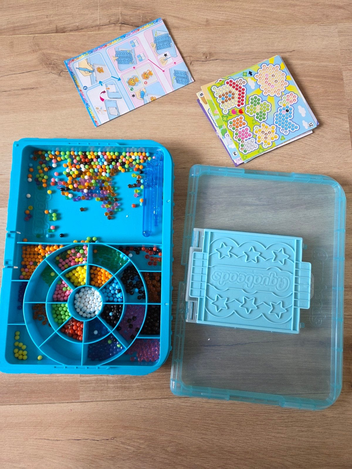 Aquabeads Starter Set met veel kralen en voorbeelden, Ophalen of Verzenden, Gebruikt, Overige typen