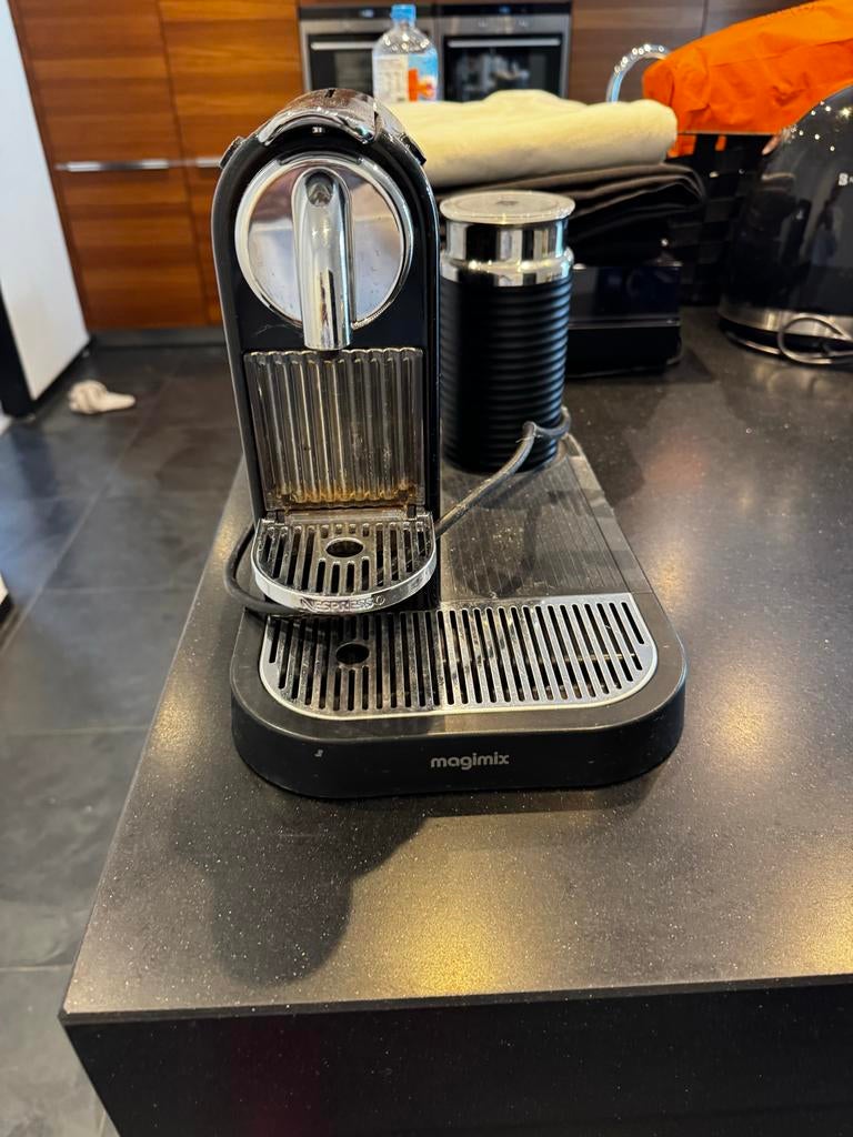 Nespresso Magimix koffiezetapparaat met melkopschuimer, Ophalen, Koffiepads en cups, Gebruikt, Koffiemachine