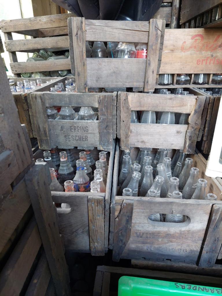 Oude limonade- en bierflessen in kratten, Ophalen of Verzenden