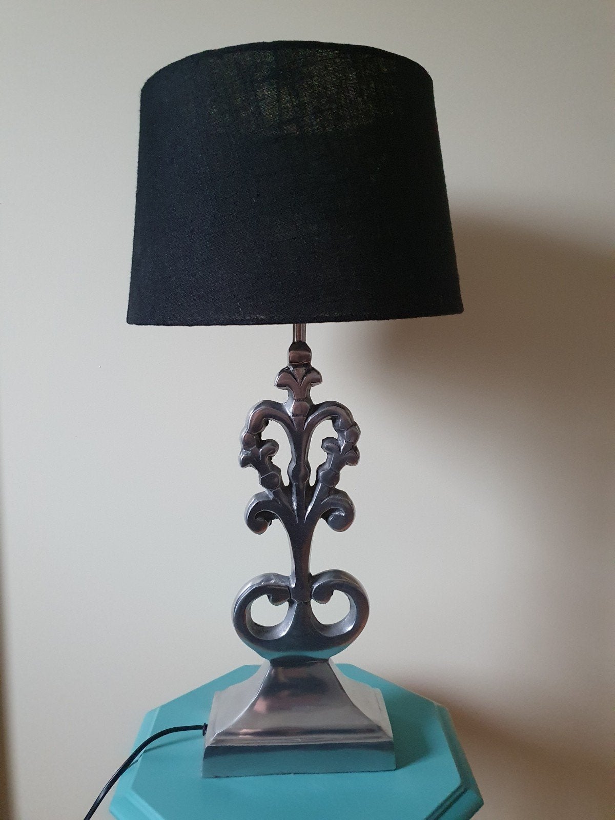 Zilveren messing lampenvoet met zwarte kap., Overige merken, 61 cm, Met kap, Ophalen of Verzenden