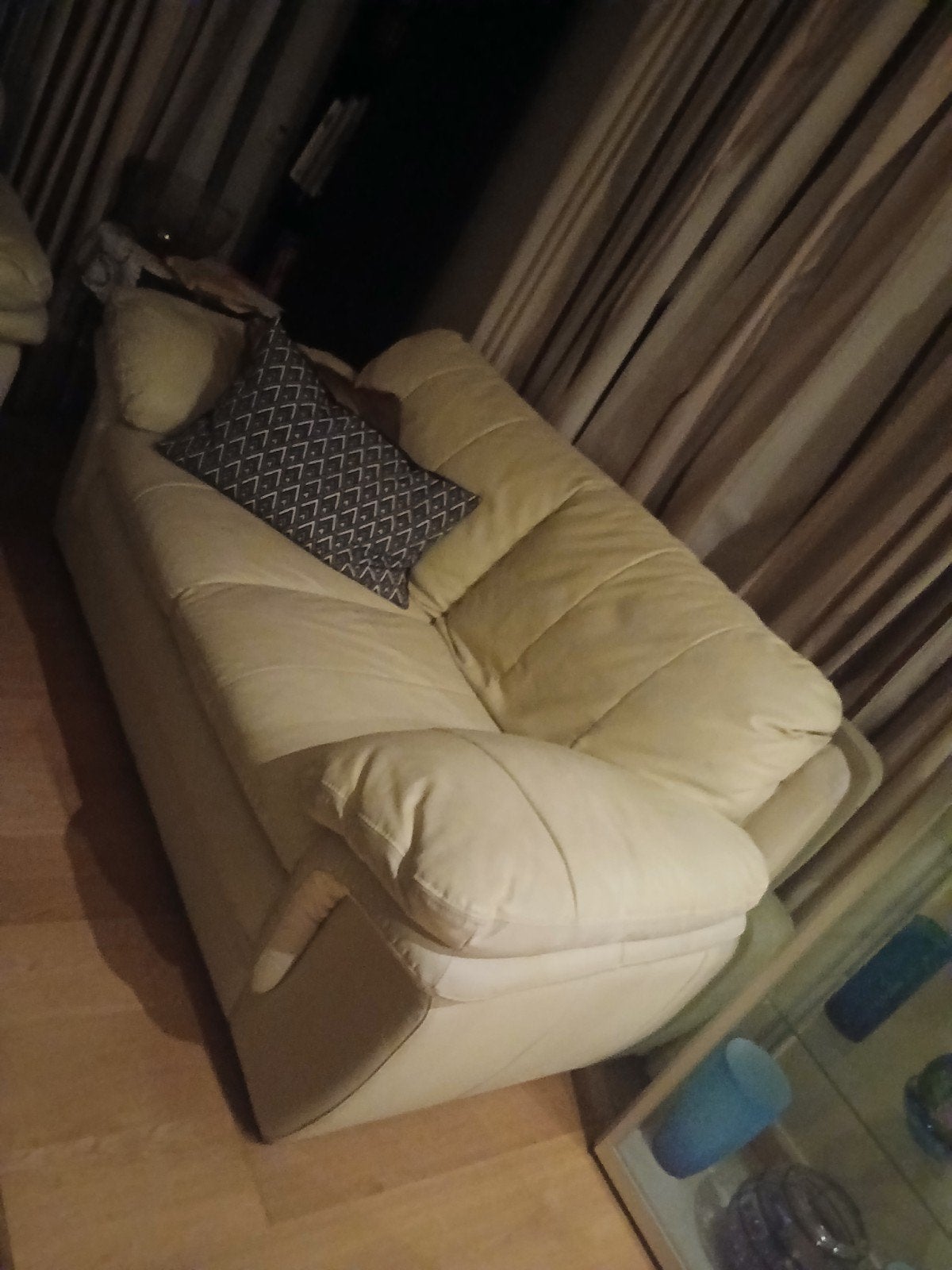 bankstel in beige kleur kunstleer 2en 3 zitsbank perfect, Ophalen, Luxery, 150 tot 200 cm, Zo goed als nieuw