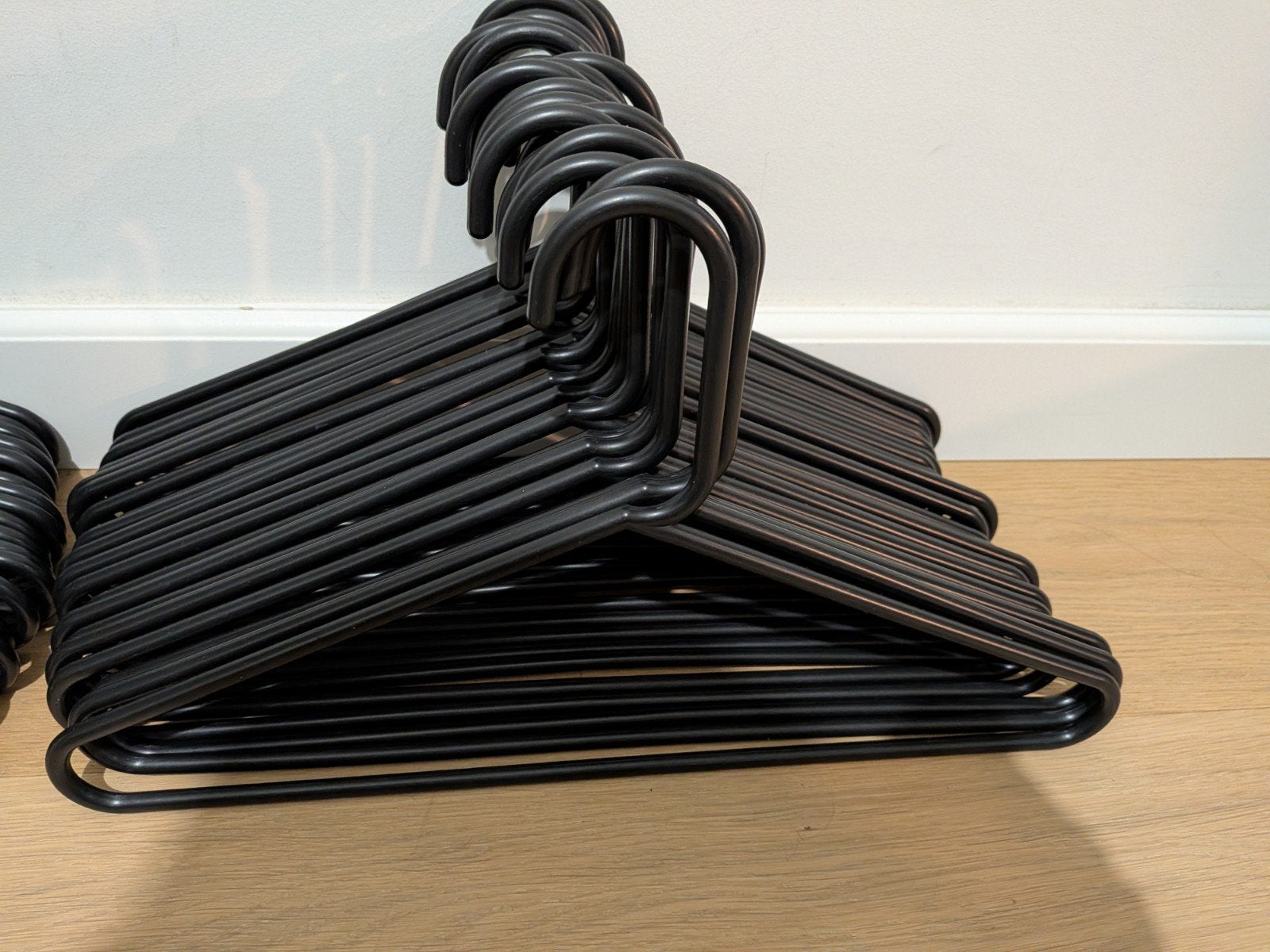 40 zwarte plastic kledinghangers, Ophalen, Gebruikt, Kunststof, Volwassenen