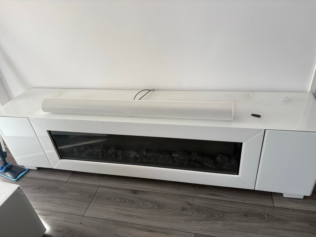 Modern TV-meubel met geïntegreerde elektrische haard, Kunststof, 150 tot 200 cm, Ophalen of Verzenden, Zo goed als nieuw