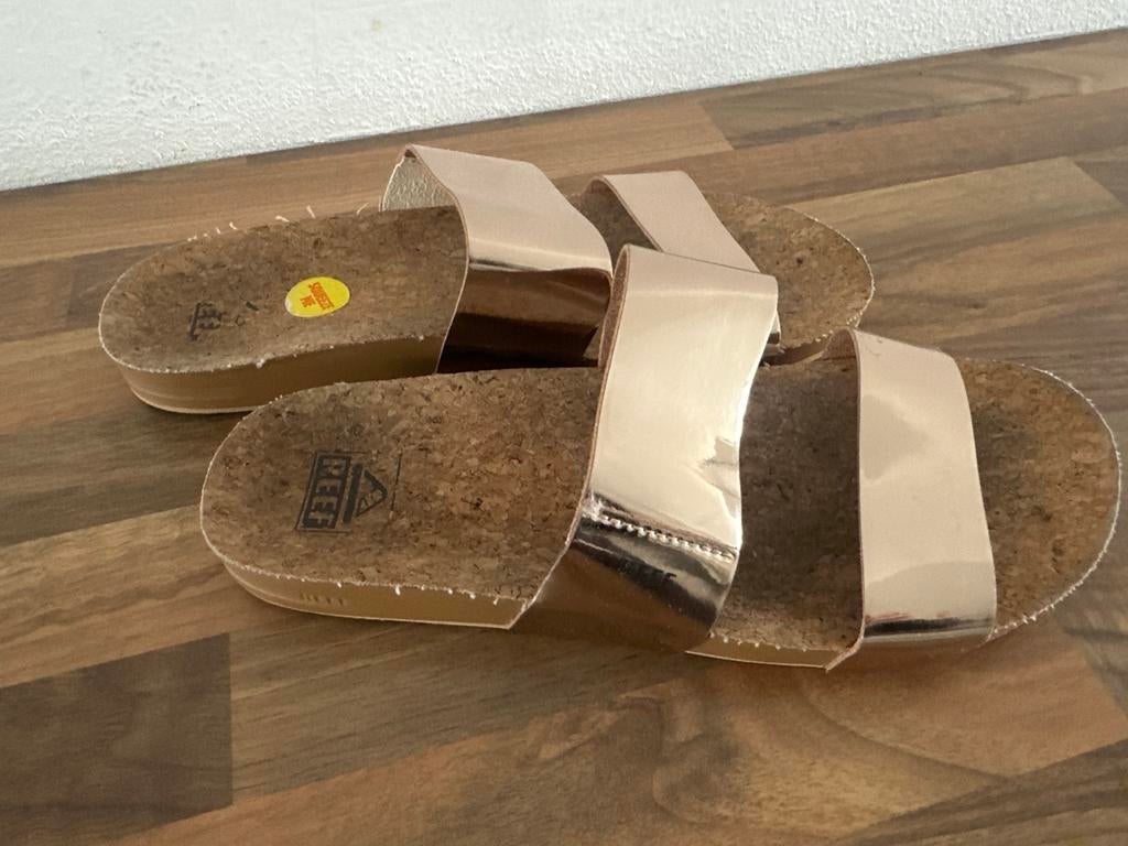 Reef slippers goudkleurig, Kleding | Dames, Schoenen, Ophalen of Verzenden, Gedragen, Overige kleuren, Slippers