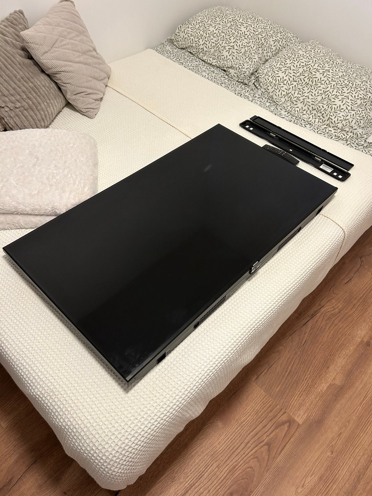 Samsung TV 96x54 cm met afstandsbediening en muurbeugel, Ophalen, Zo goed als nieuw, 80 tot 100 cm